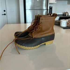 Women’s 11 Wide 8” Bean Boots